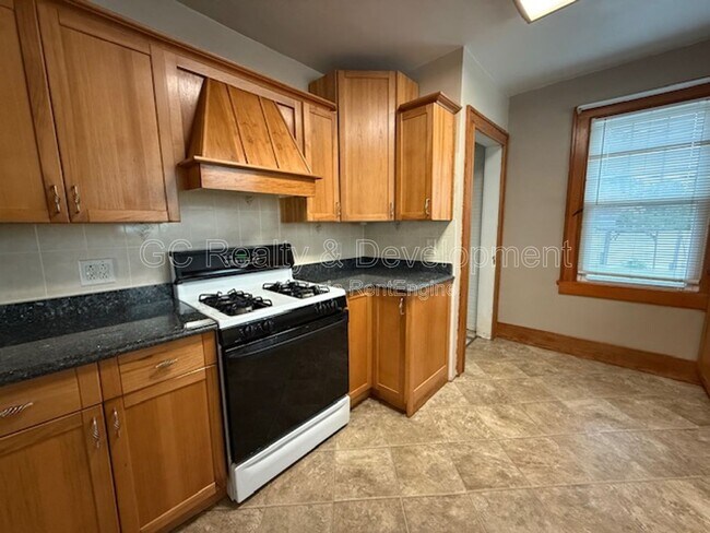 Building Photo - 454 Moseley St