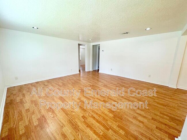 Building Photo - 733 Beach Dr