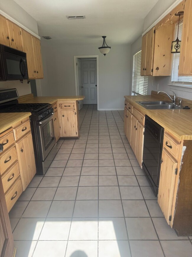 Building Photo - Puckett West 3/2/2  1/2 OFF FIRST MONTHS RENT