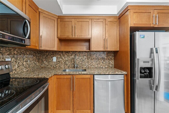 Building Photo - 4101 Pine Tree Dr