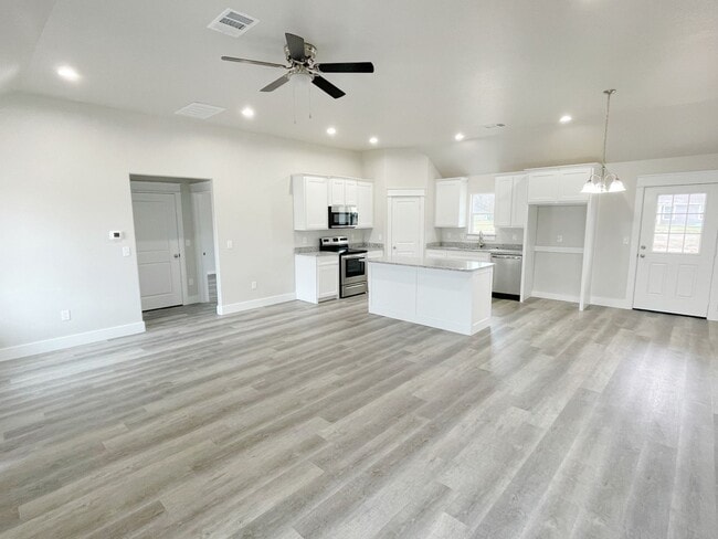 Building Photo - Cozy 3 bed, 2 bath close to Choctaw Casino