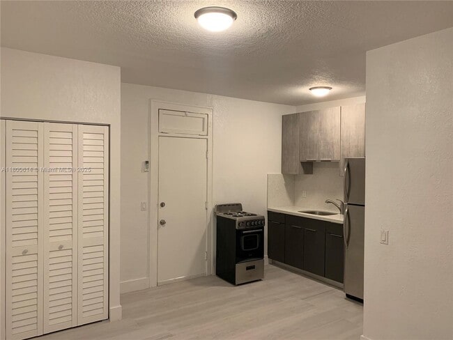 Building Photo - 712 SW 56th Ave