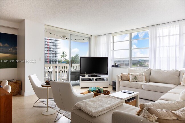 Building Photo - 1817 S Ocean Dr