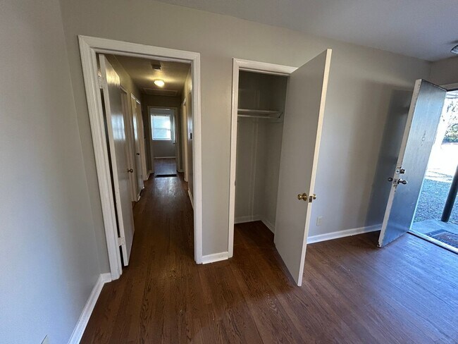 Building Photo - 3901 Ellen Dr NW
