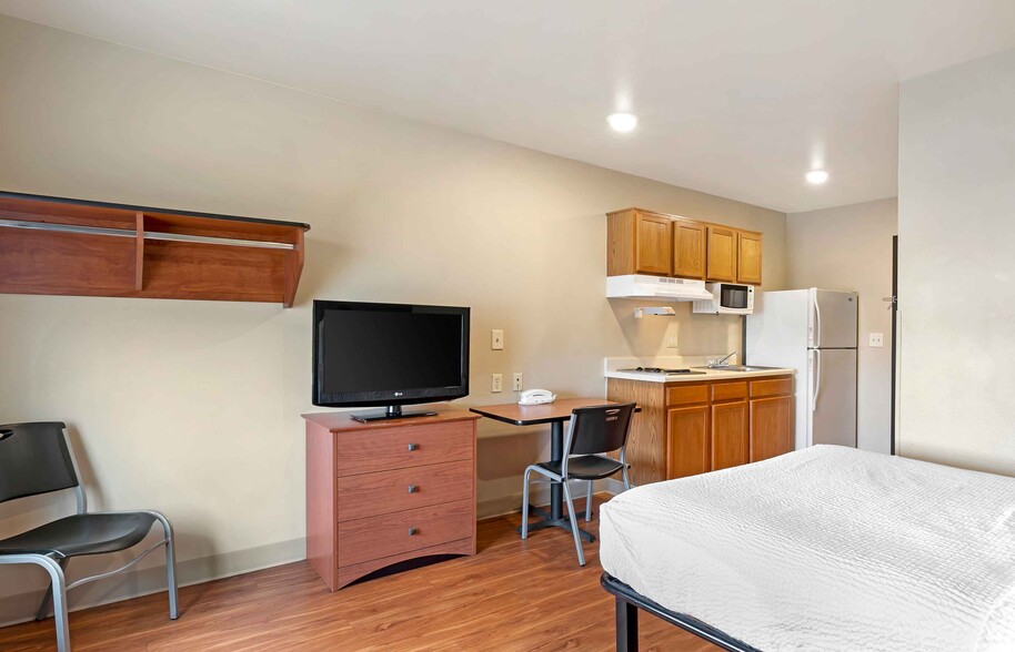 Building Photo - Furnished Studio-Wichita - Airport