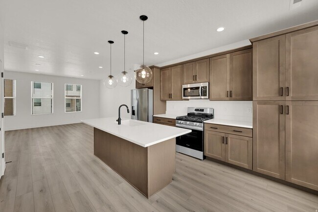 Building Photo - 570 570 N