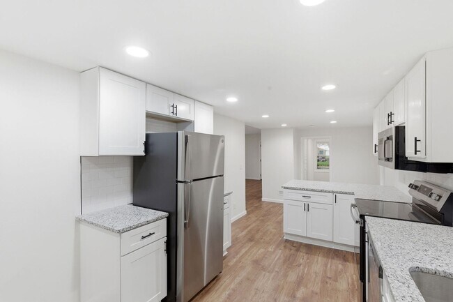 Building Photo - Fully Updated 2-Bed with Modern Finishes