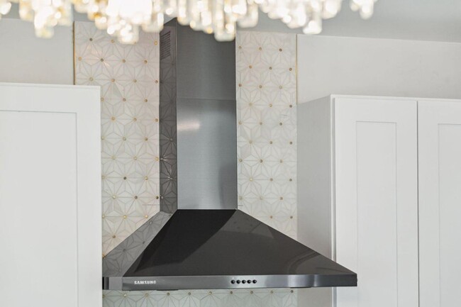 Building Photo - Tastefully Renovated Downtown Charleston Home