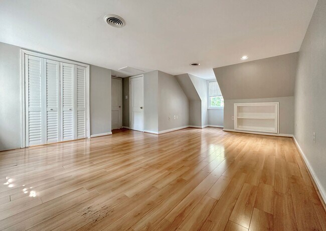 Building Photo - Fabulous Cape Cod in the West End!!