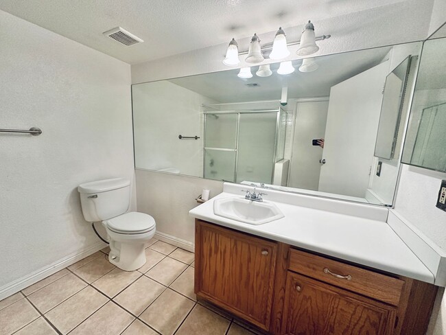 Building Photo - A SPACIOUS 1 BEDROOM 1 BATH APARTMENT IN A...