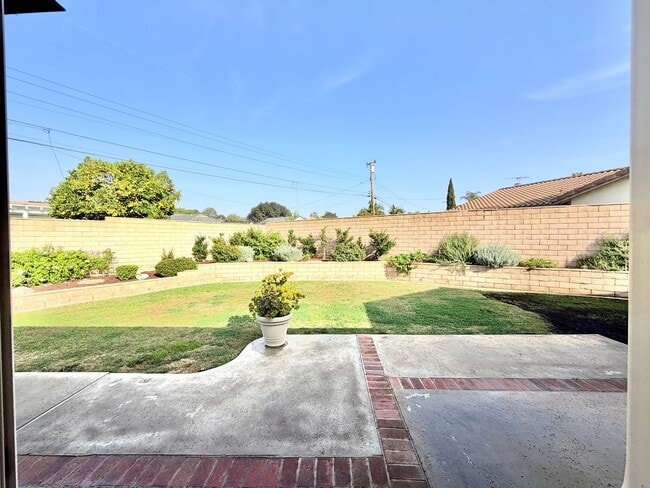 Building Photo - Beautifully Updated 4-Bedroom, 2-Bathroom Home in a Prime Location