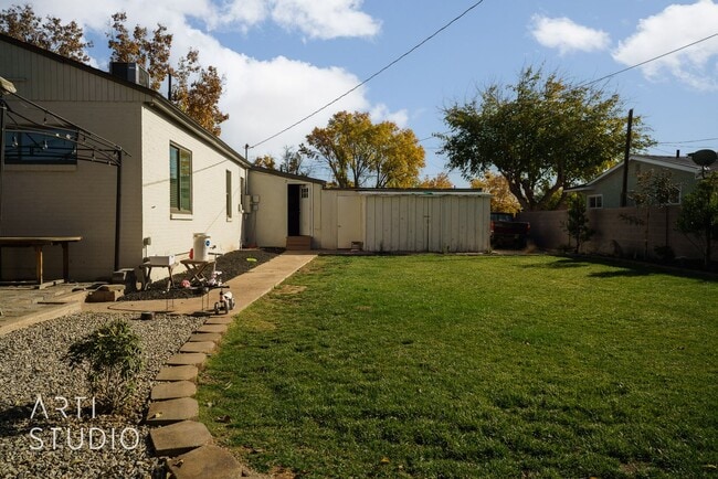 Building Photo - Newly Renovated 3 Bedroom, 2 Bathroom Home...