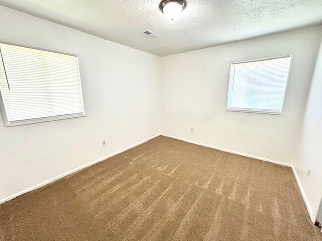 Building Photo - 3 BEDROOM/ 1 BATH COTTAGE WITH LARGE BACK ...