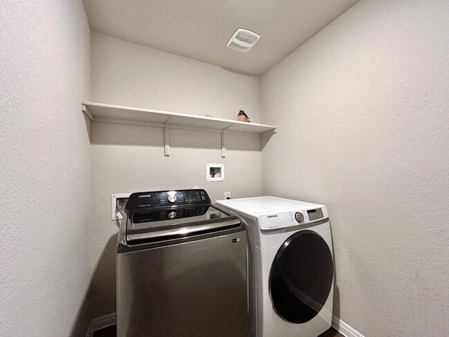 Building Photo - Beautiful 3/BR 2/BA Home with Upgraded Kit...