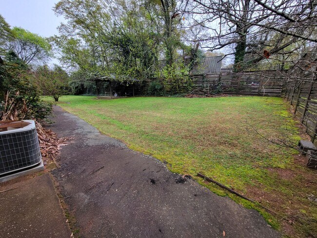 Building Photo - Massive 3 bed 3 bath on Boulevard!