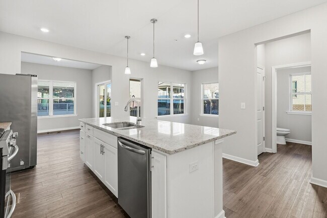 Building Photo - 318 Commons Ave