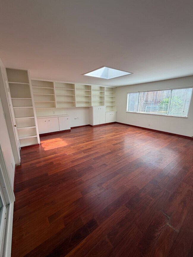 Building Photo - 5333 Parejo Dr