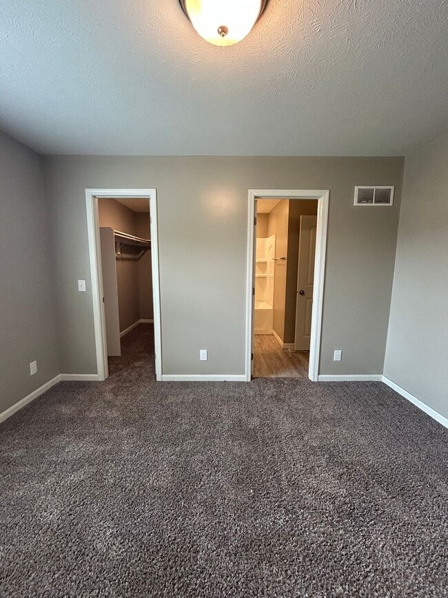 Building Photo - Spacious 4 Bedroom Duplex Near Village Pointe