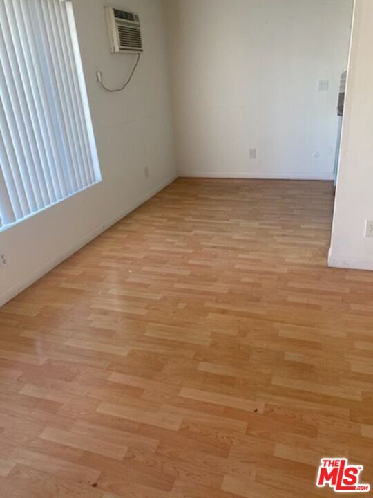 Building Photo - 1413 N Kenmore Ave