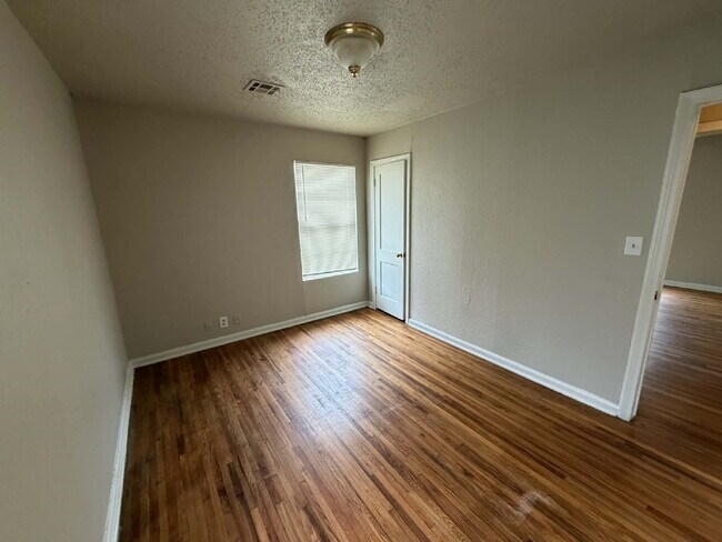 Building Photo - 3 Bed, 1 Bath near the Tisdale