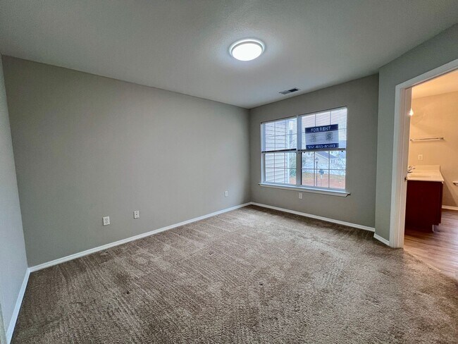 Building Photo - 2 bedroom 2.5 bath Townhome in Godley Park