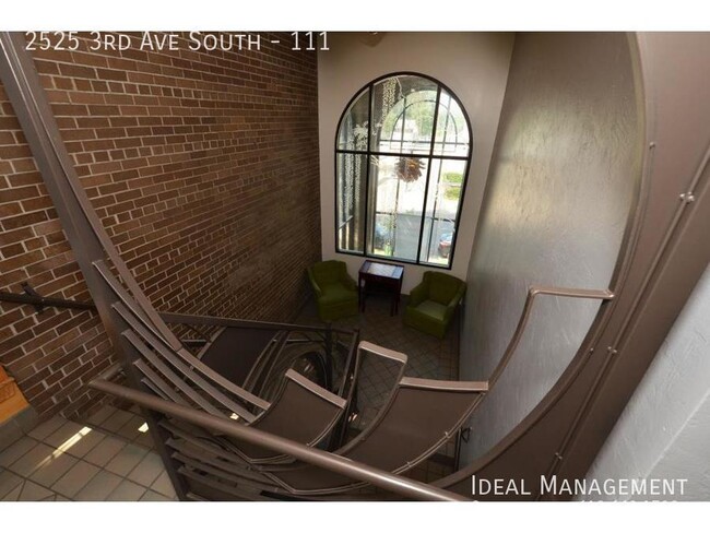 Building Photo - Spacious, Sun Filled 1 Bedroom Condo