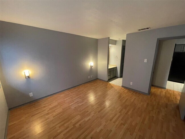 Building Photo - 8888 Tallwood Dr