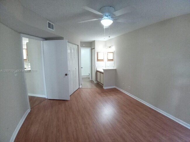 Building Photo - 9999 Summerbreeze Dr