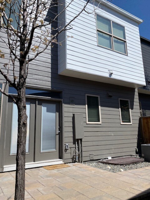 Building Photo - Across from Central Park, 3 bed/4 bath Townhome AVAILABLE 9/1/26