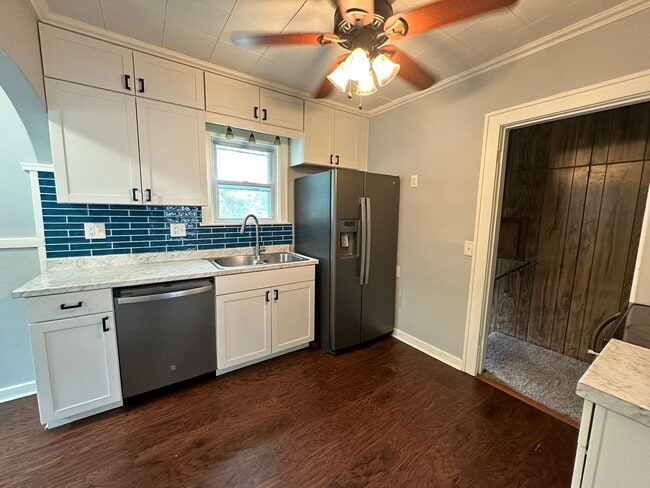 Building Photo - Adorable Three Bedroom Home with Central Air!