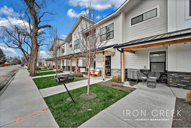 Building Photo - Contemporary Townhome Minutes from Downtown