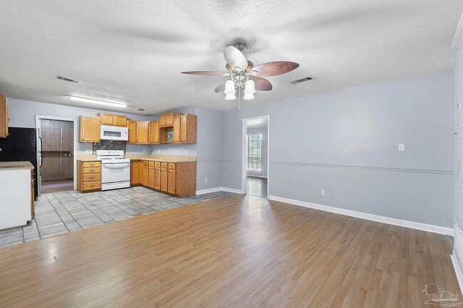 Building Photo - Scenic Heights Living at an Affordable Price!