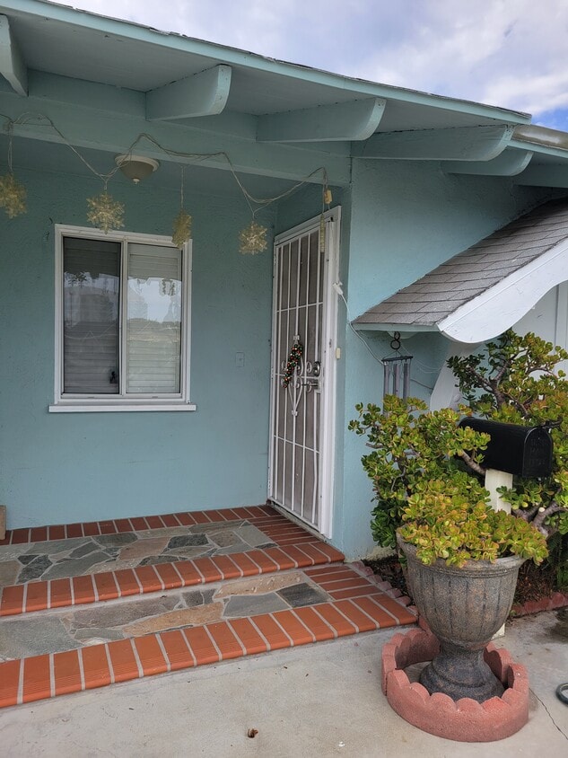 Entrance Porch - 11721 Puryear Ln