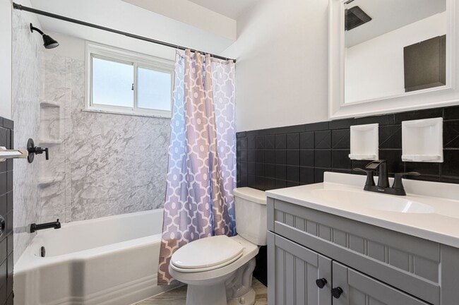 Building Photo - Stunning 3 bedroom home in West Mifflin available July 1!