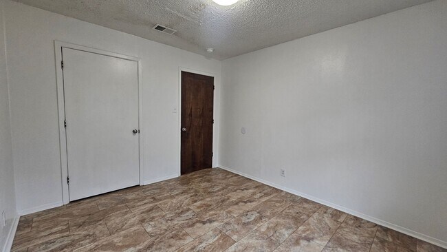 Building Photo - 1002-1002 Mulkey Ln
