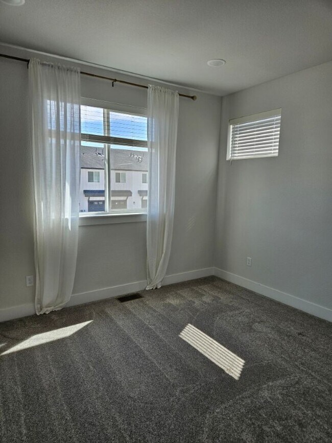 Building Photo - Beautiful 3 bedroom Condo