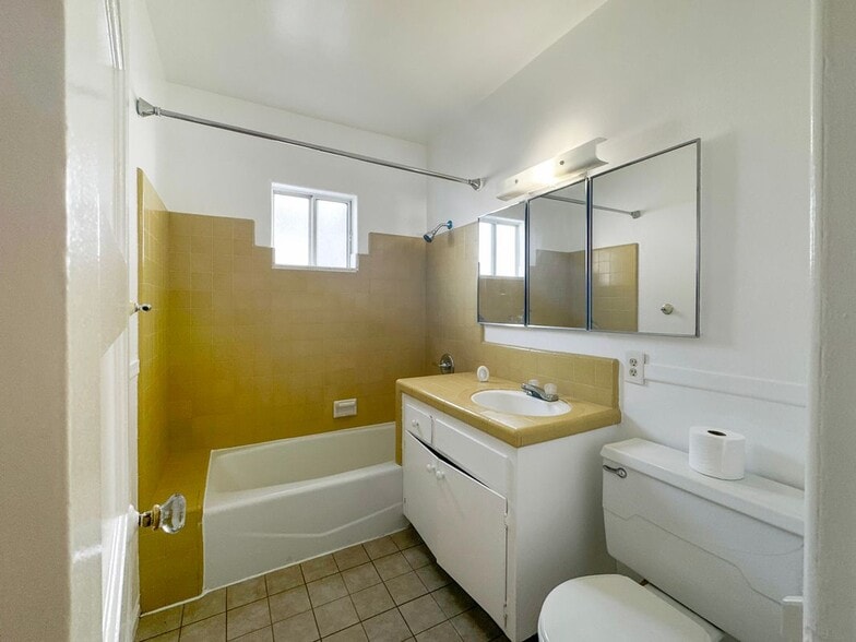 Building Photo - 209 Elm St