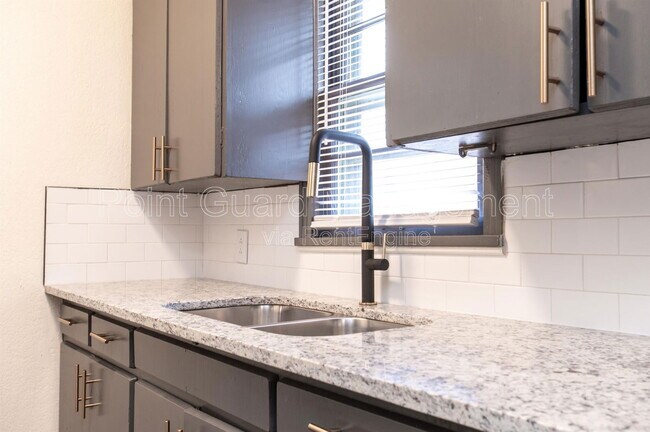 Building Photo - 409 W 31st St S
