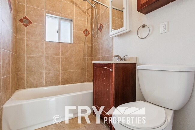 Building Photo - Spacious Sunnyside Home with Huge Yard