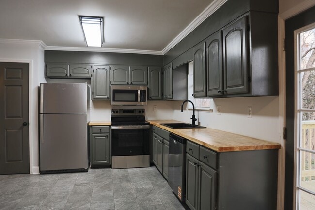 Building Photo - NEWLY REMODELED