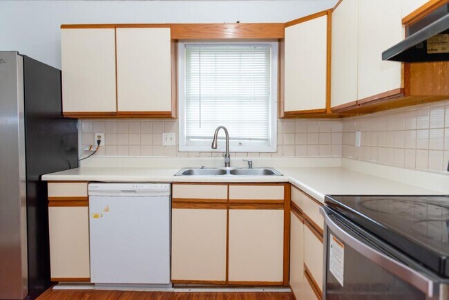Building Photo - 6205 Fieldcrest Dr