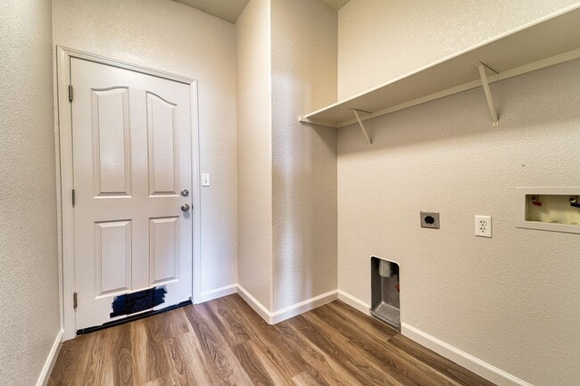 Building Photo - Spacious 4-Bedroom Home with Den – North Y...