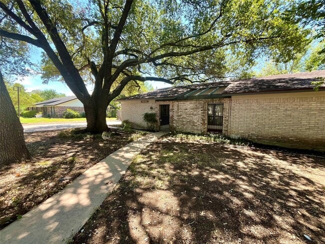Building Photo - 2307 Monarch Dr
