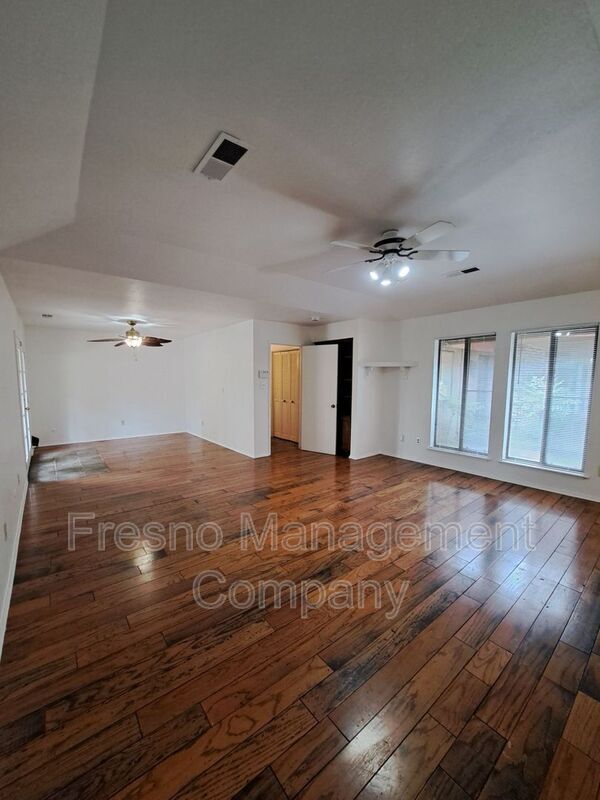 Building Photo - 6690 N Feland Ave