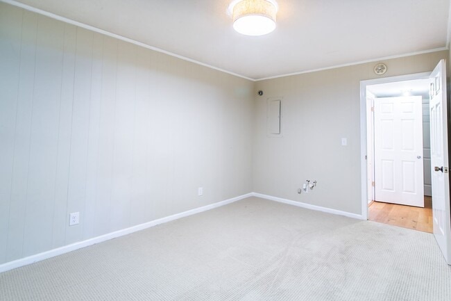 Building Photo - Light & Bright Home