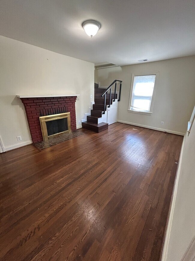 Building Photo - Cute 2 bed + 2 Bath SF House with 1 car ga...