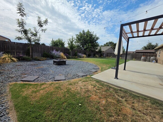 Building Photo - *** MOVE IN SPECIAL - $500.00 OFF FIRST MONTHS RENT***