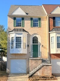 Building Photo - Luxury End Unit Townhome