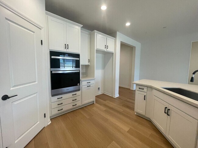 Building Photo - Comfortable & Convenient Living in the Hea...