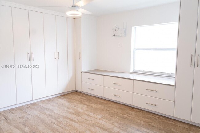 Building Photo - 5464 NE 3rd Ave